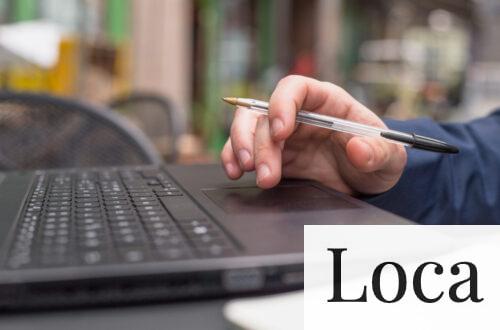 persona escribiendo portatil