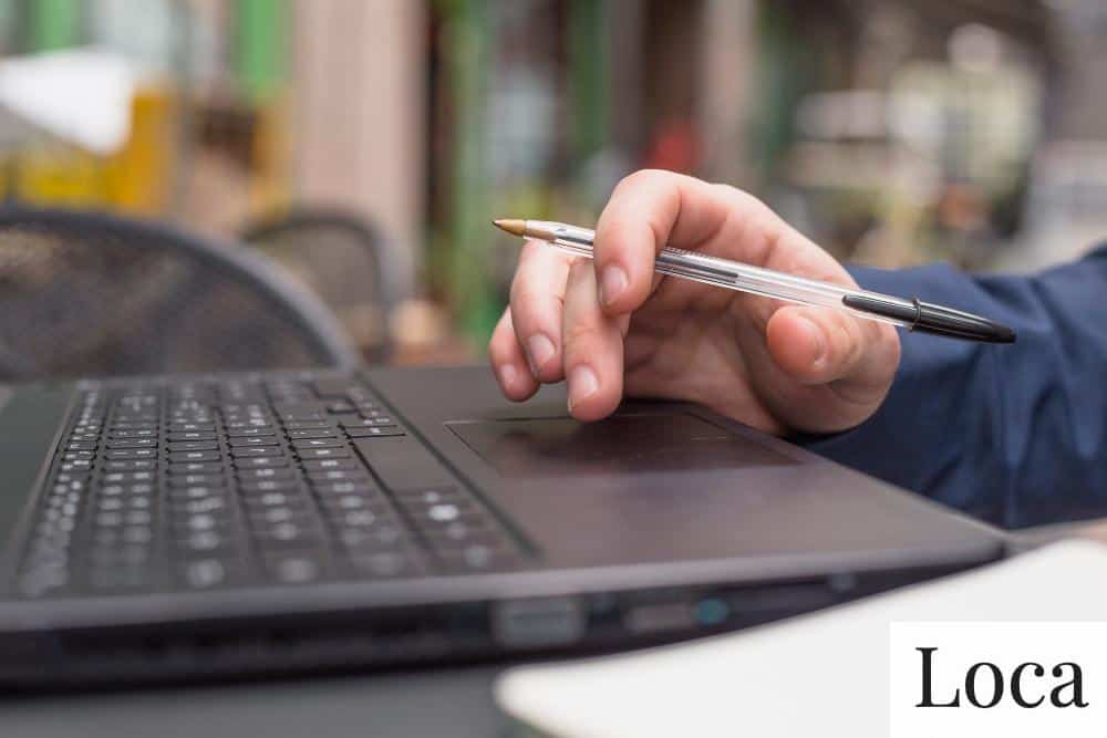 persona escribiendo portatil