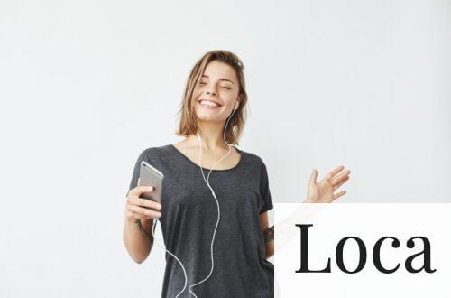 chica con auriculares
