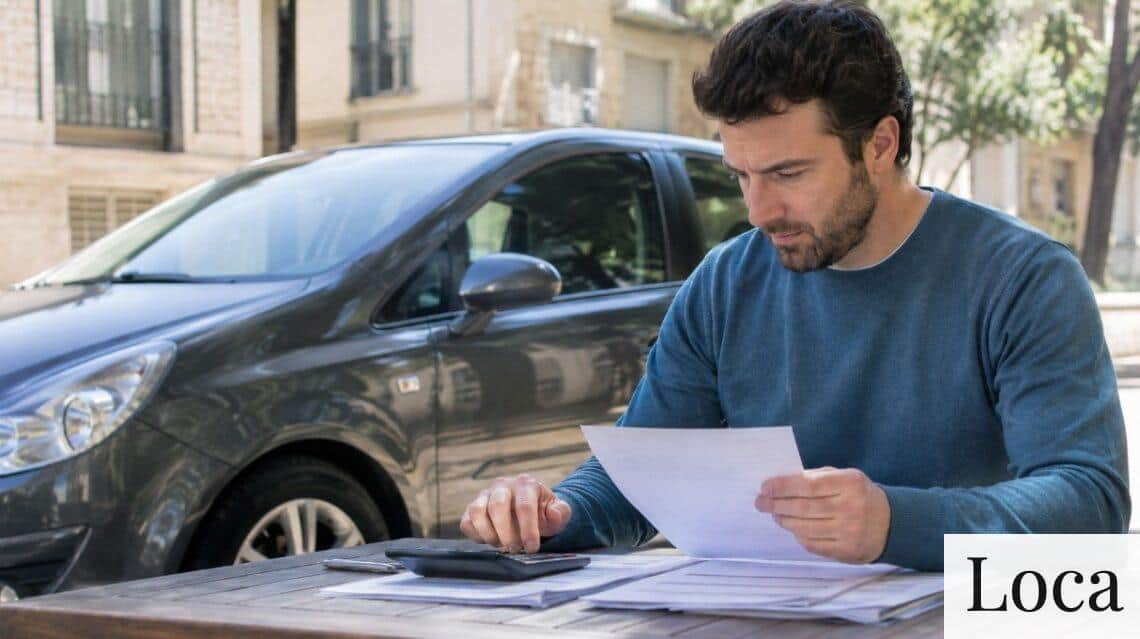 Persona valorando opciones para conseguir liquidez con su coche